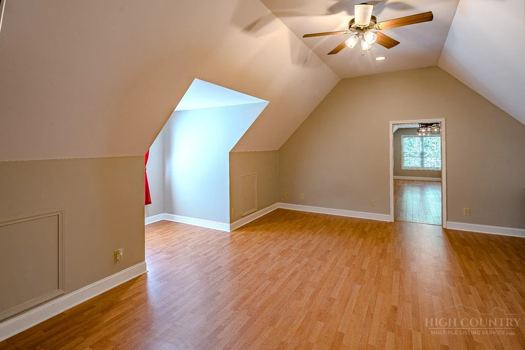 Image number 11 for the current listing
