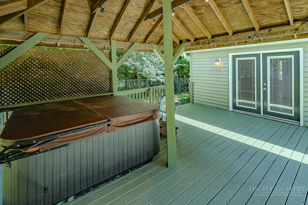 Image number 19 for the current listing
