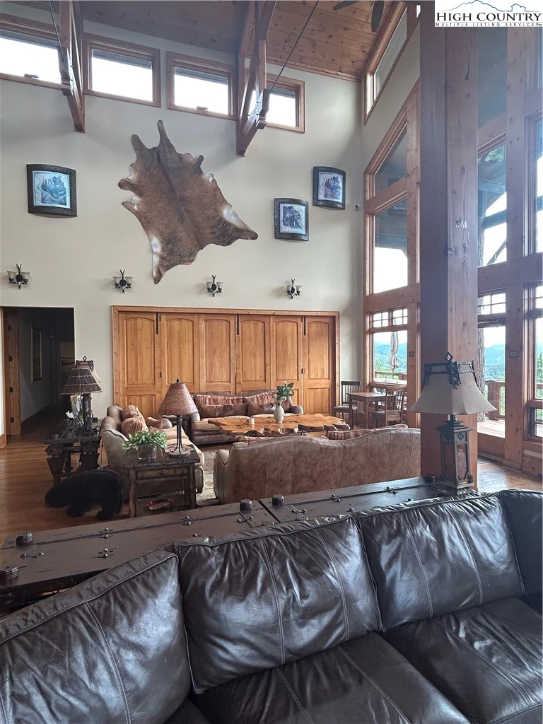 Image number 2 for the current listing