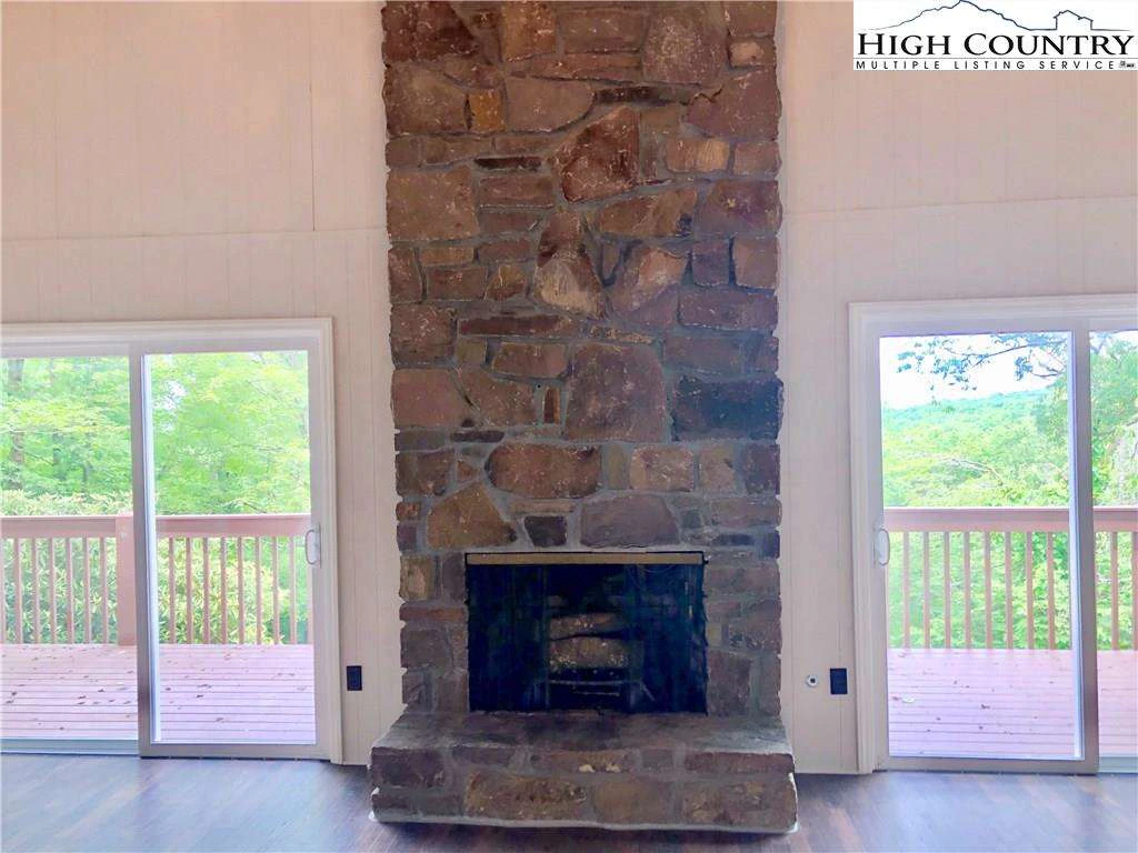 Image number 19 for the current listing