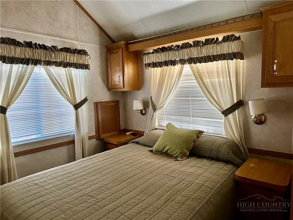 Image number 7 for the current listing