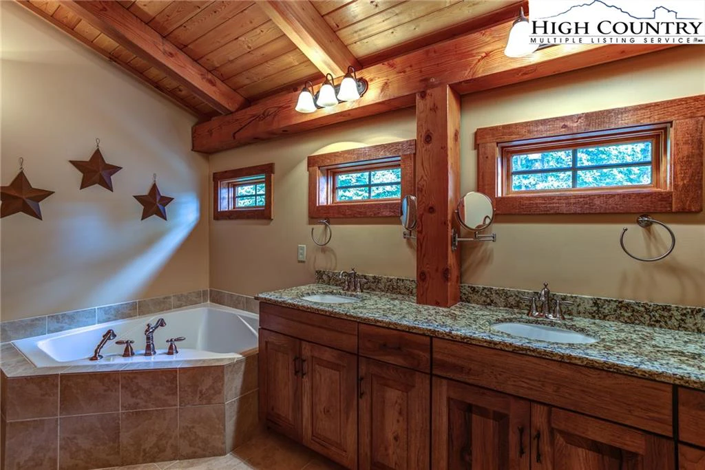 Image number 9 for the current listing