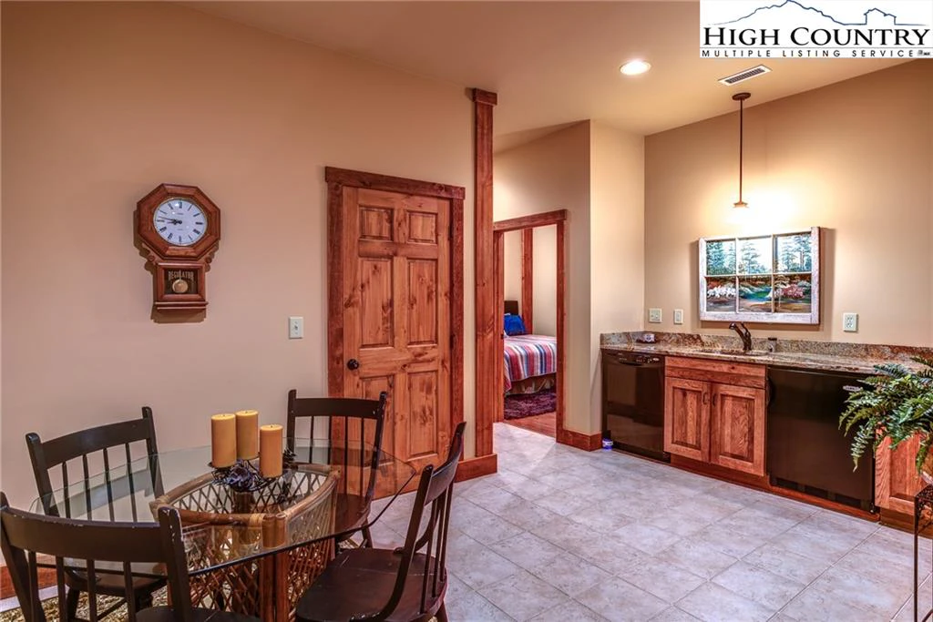 Image number 14 for the current listing