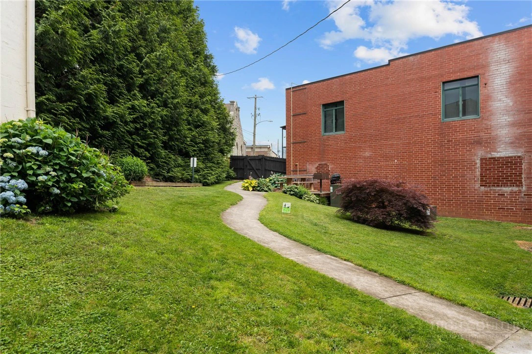 Image number 20 for the current listing