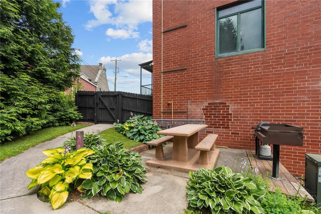 Image number 21 for the current listing