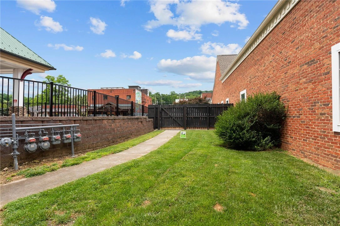 Image number 18 for the current listing