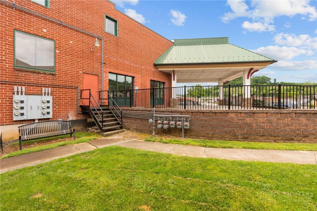 Image number 17 for the current listing