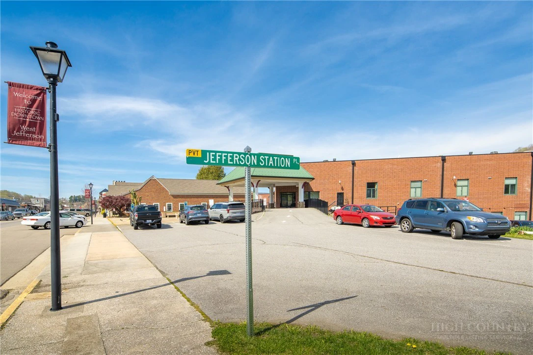 Image number 15 for the current listing