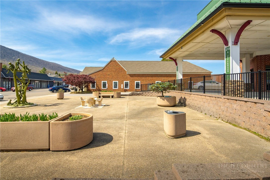 Image number 16 for the current listing
