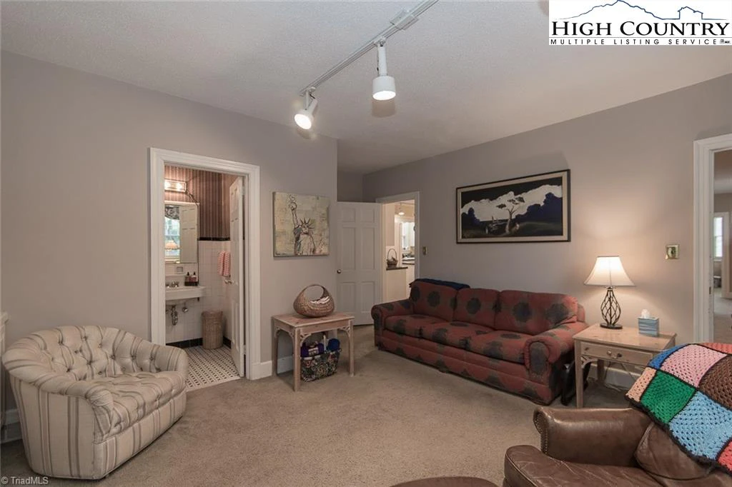 Image number 5 for the current listing