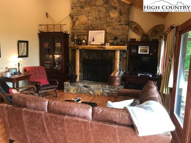 Image number 8 for the current listing
