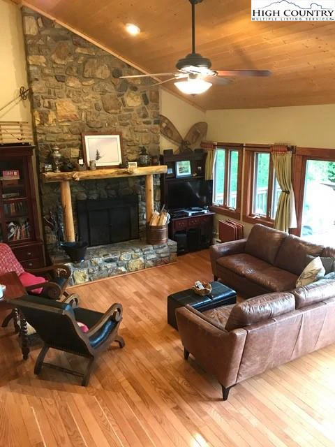 Image number 9 for the current listing