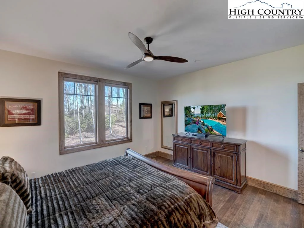 Image number 19 for the current listing