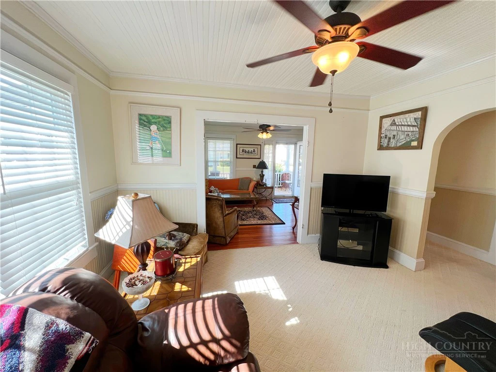 Image number 8 for the current listing
