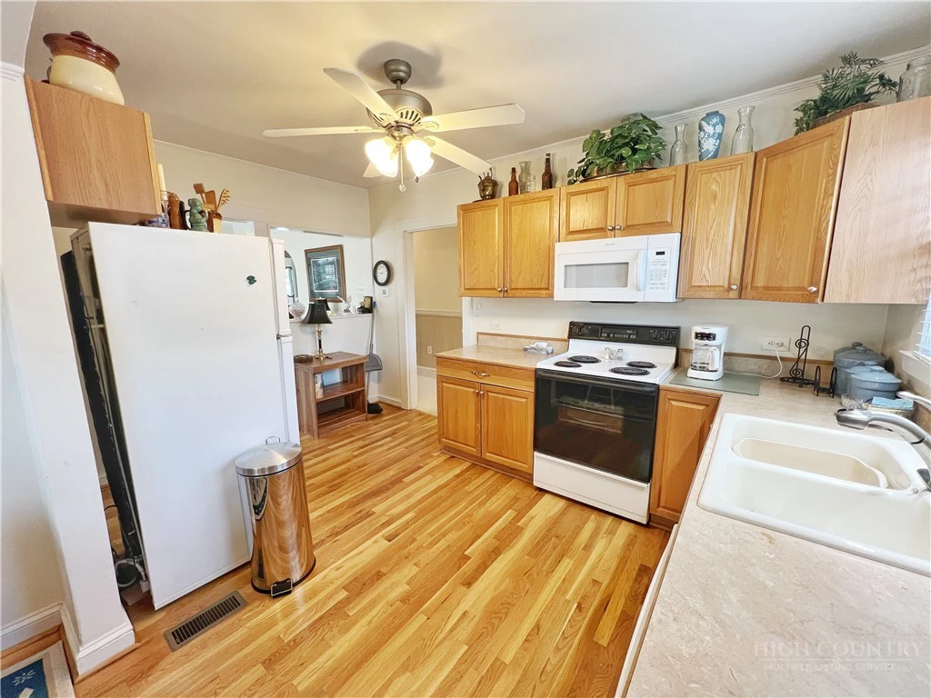 Image number 11 for the current listing