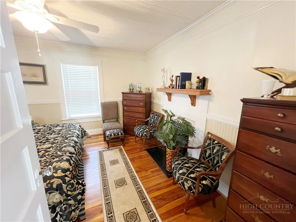Image number 18 for the current listing