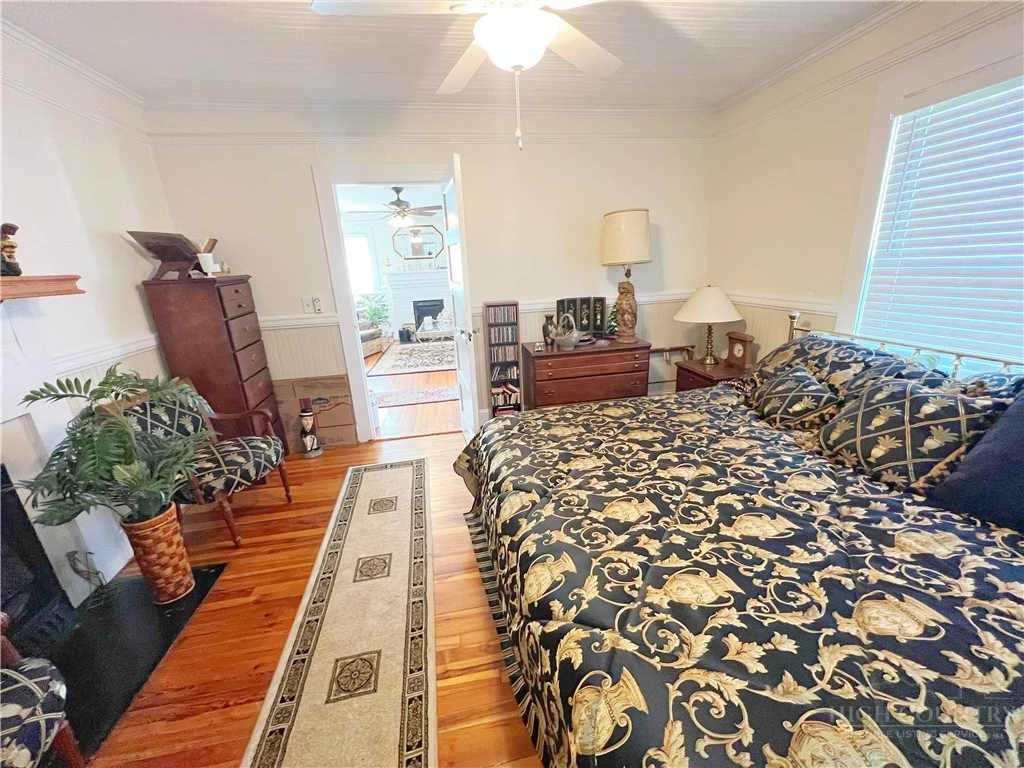Image number 19 for the current listing