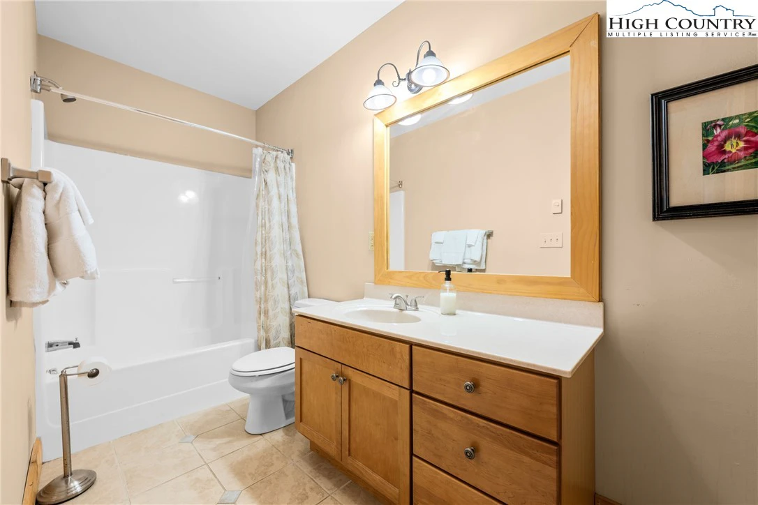 Image number 2 for the current listing