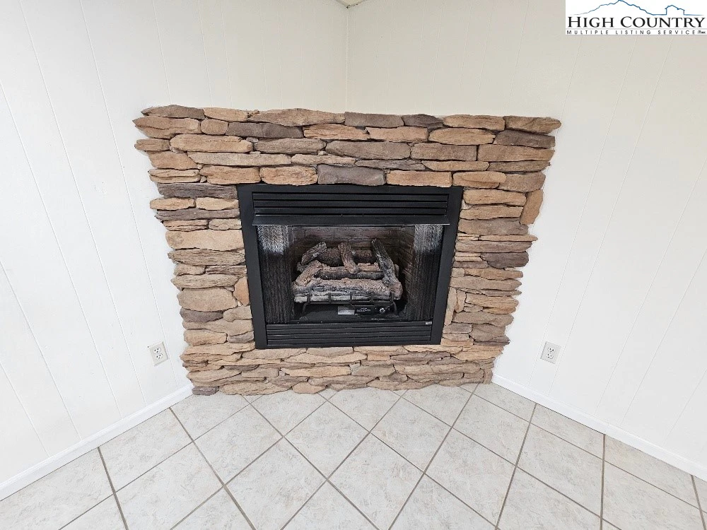 Image number 18 for the current listing