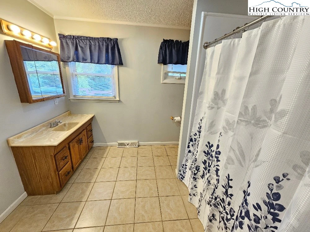 Image number 9 for the current listing