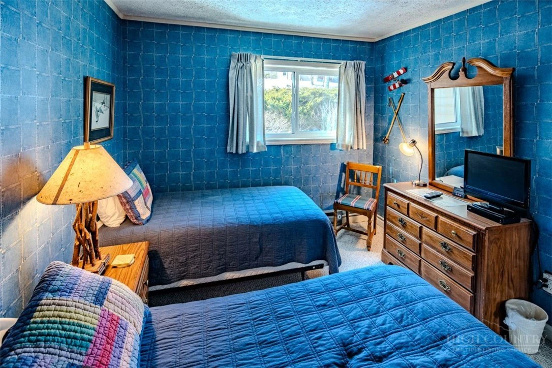 Image number 17 for the current listing