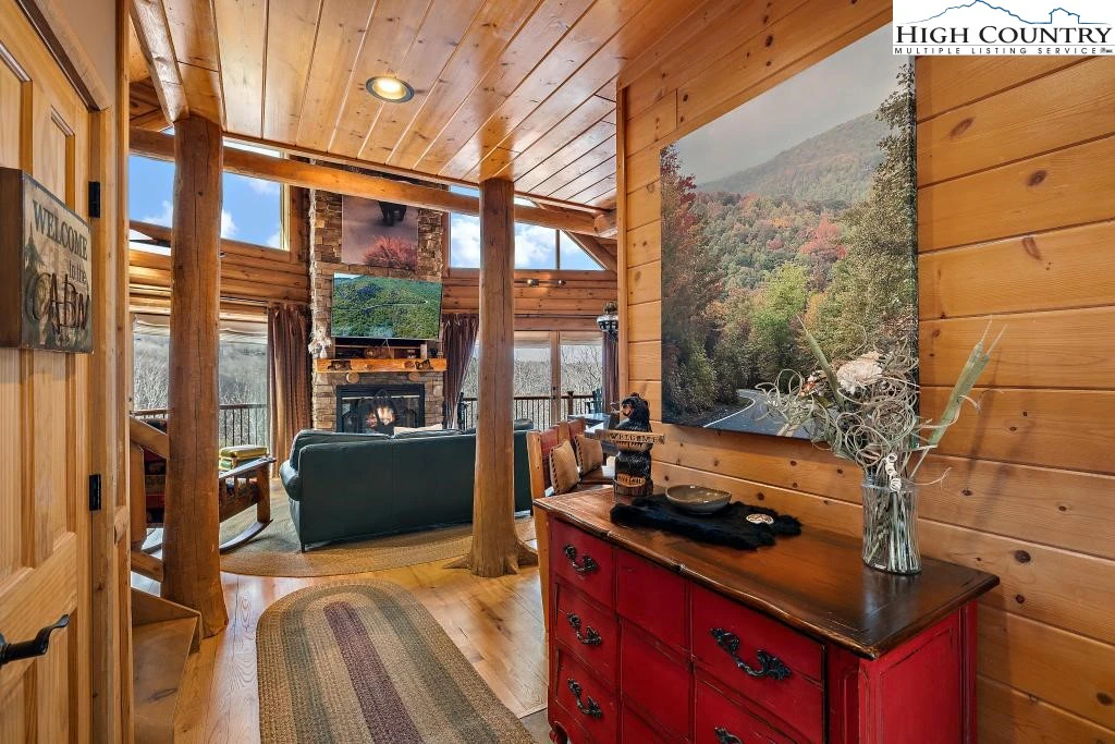Image number 15 for the current listing