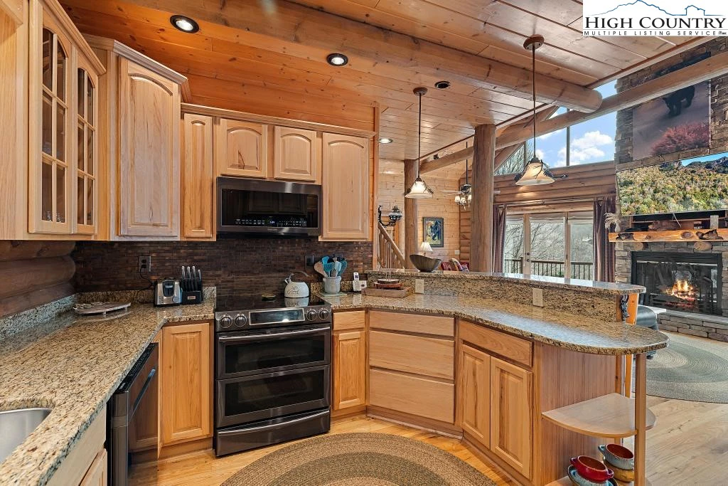 Image number 14 for the current listing