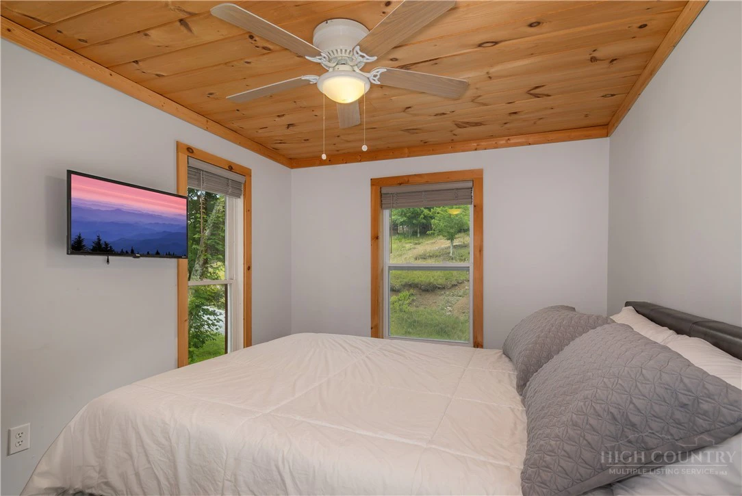 Image number 18 for the current listing