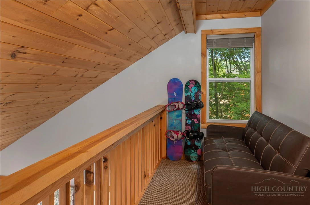 Image number 19 for the current listing