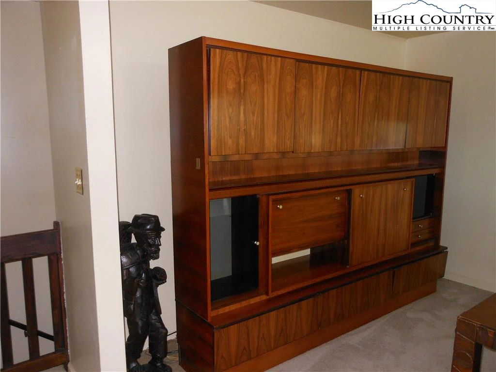 Image number 18 for the current listing