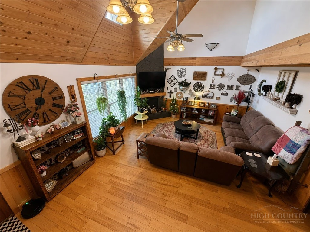 Image number 16 for the current listing