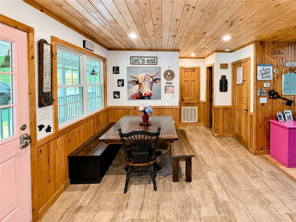 Image number 19 for the current listing