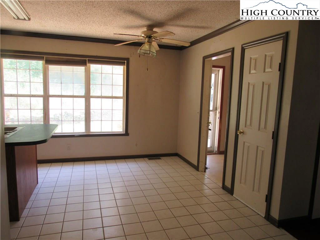 Image number 20 for the current listing