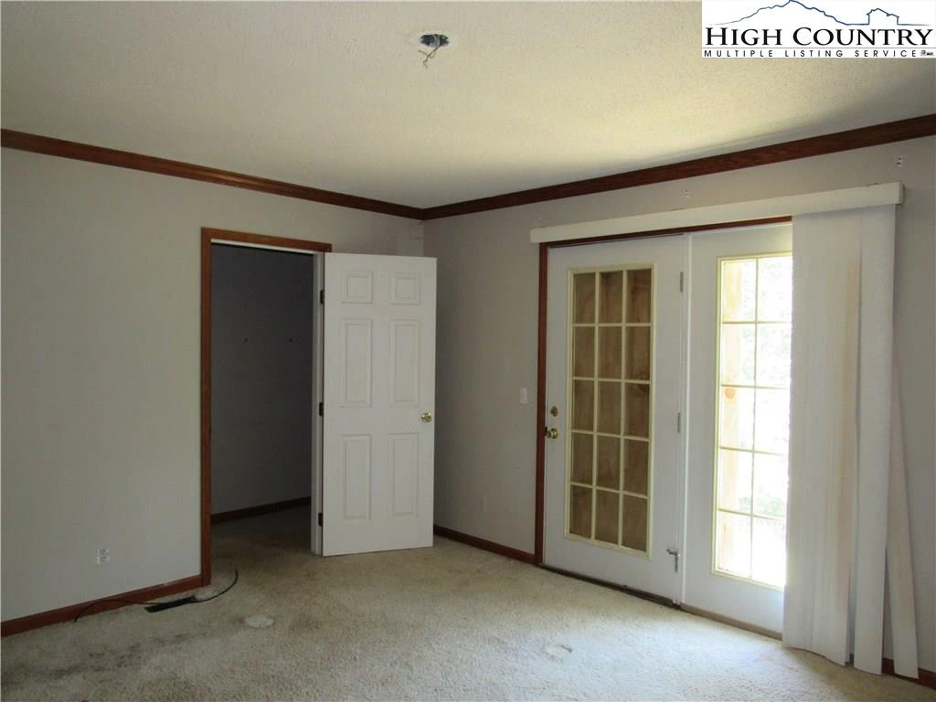 Image number 16 for the current listing