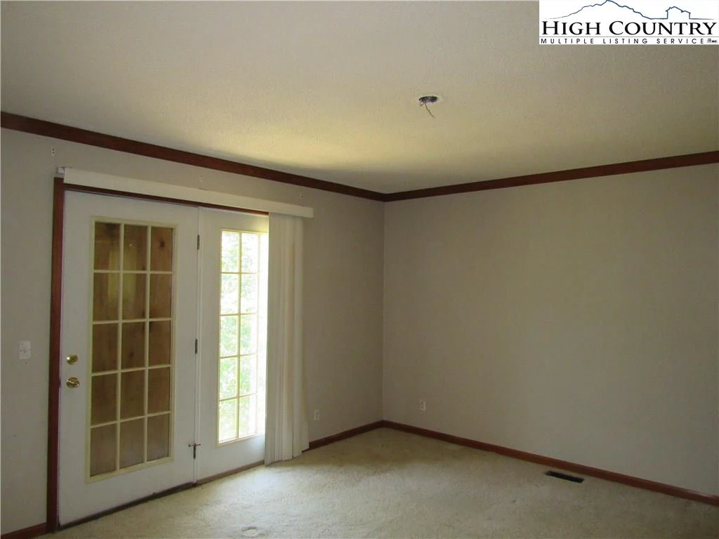 Image number 15 for the current listing