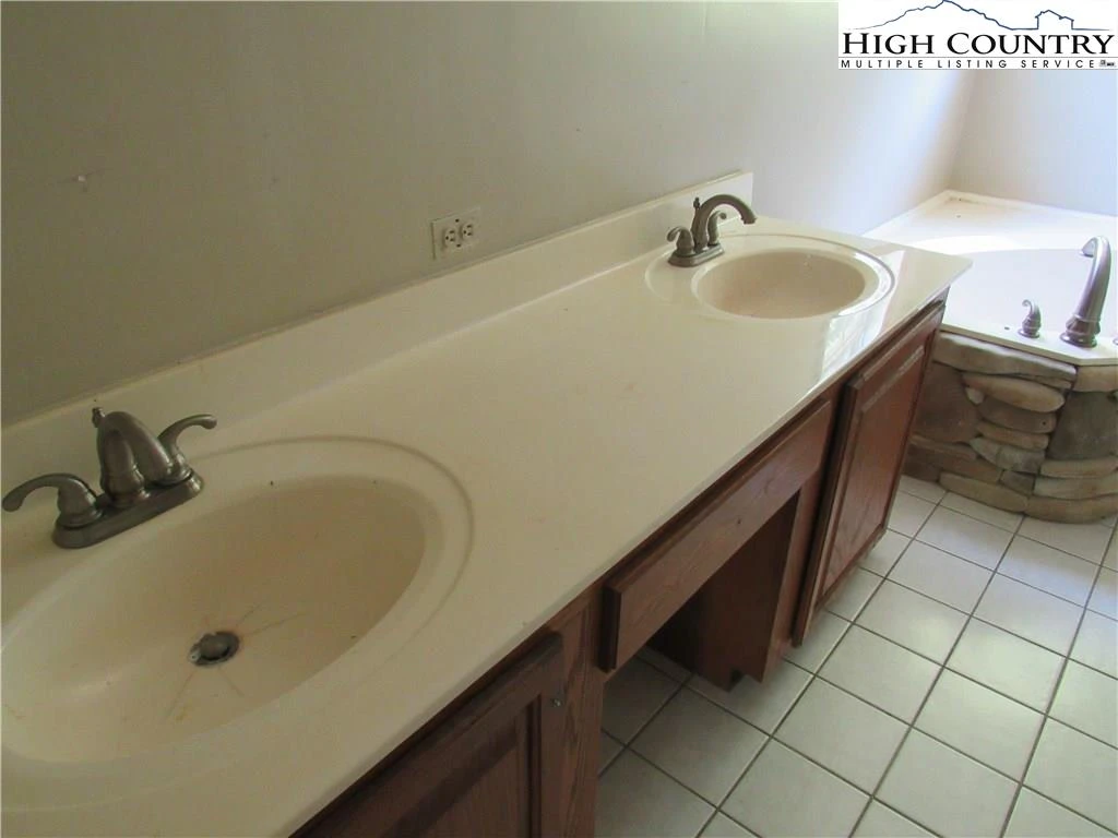 Image number 14 for the current listing