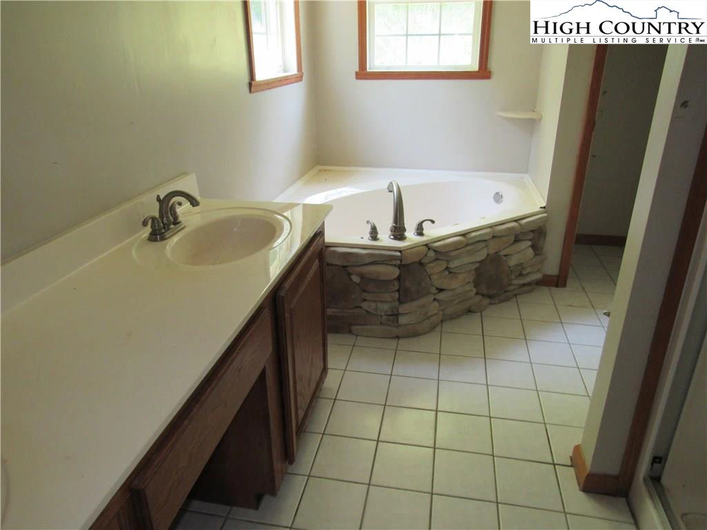 Image number 13 for the current listing