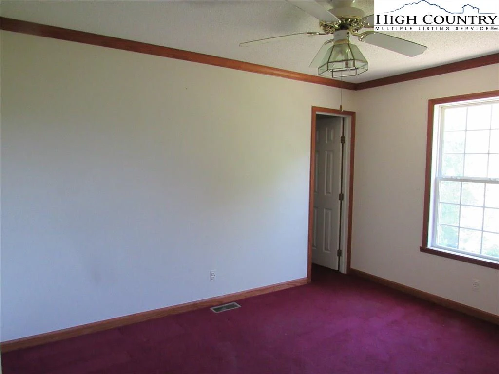Image number 11 for the current listing