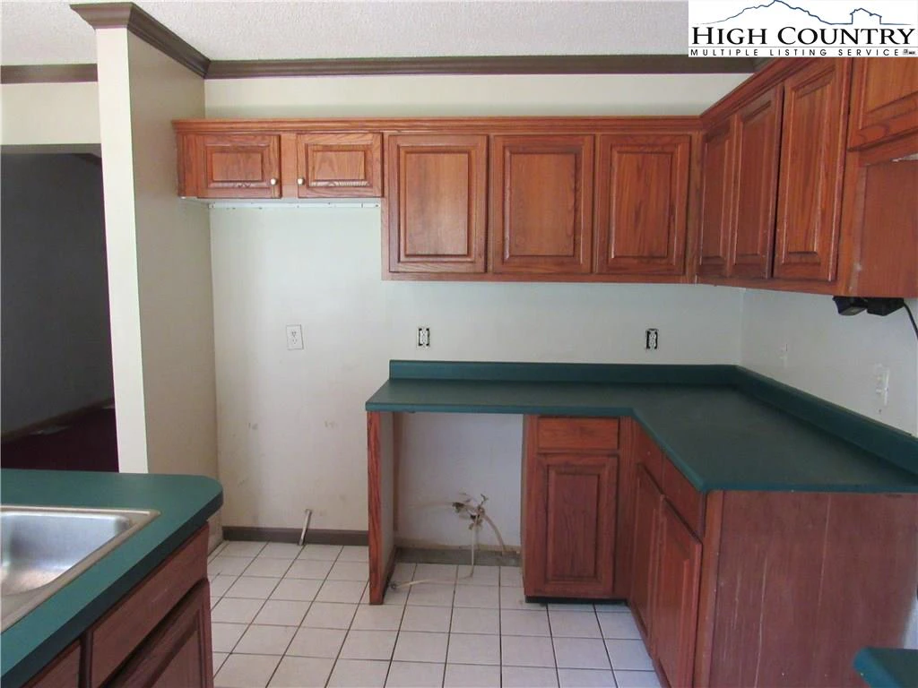 Image number 21 for the current listing