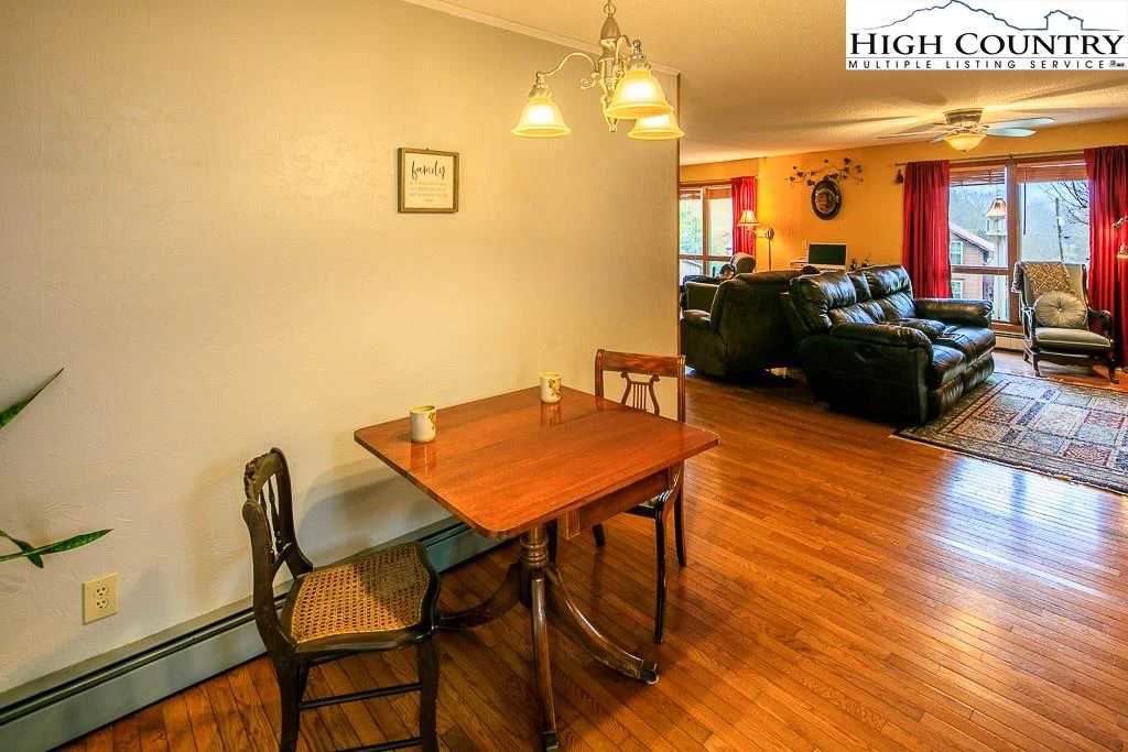 Image number 4 for the current listing