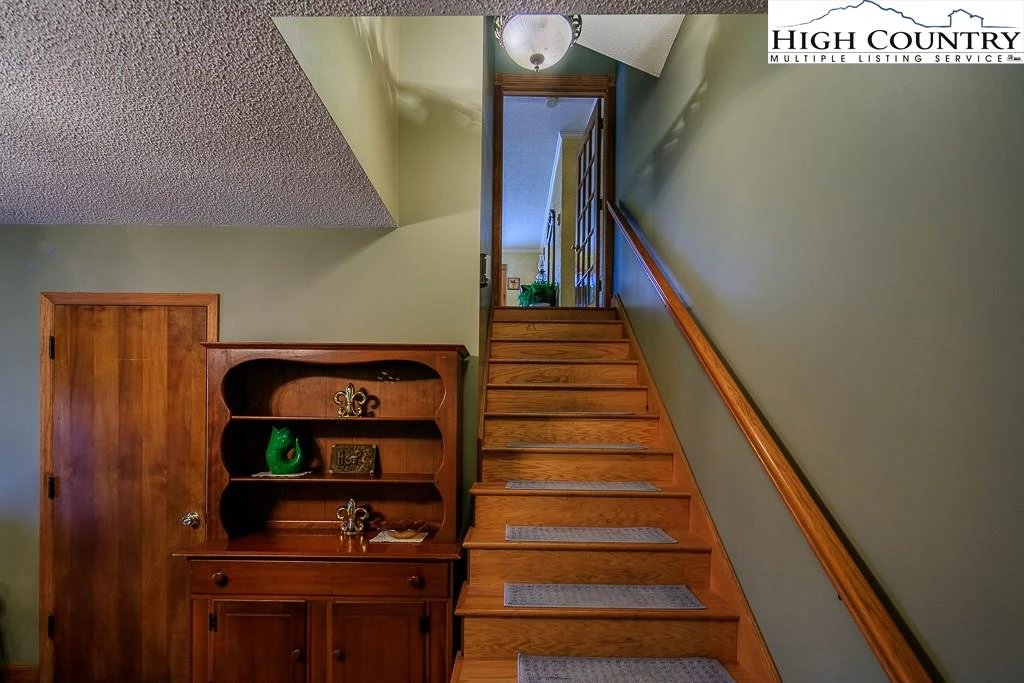 Image number 5 for the current listing