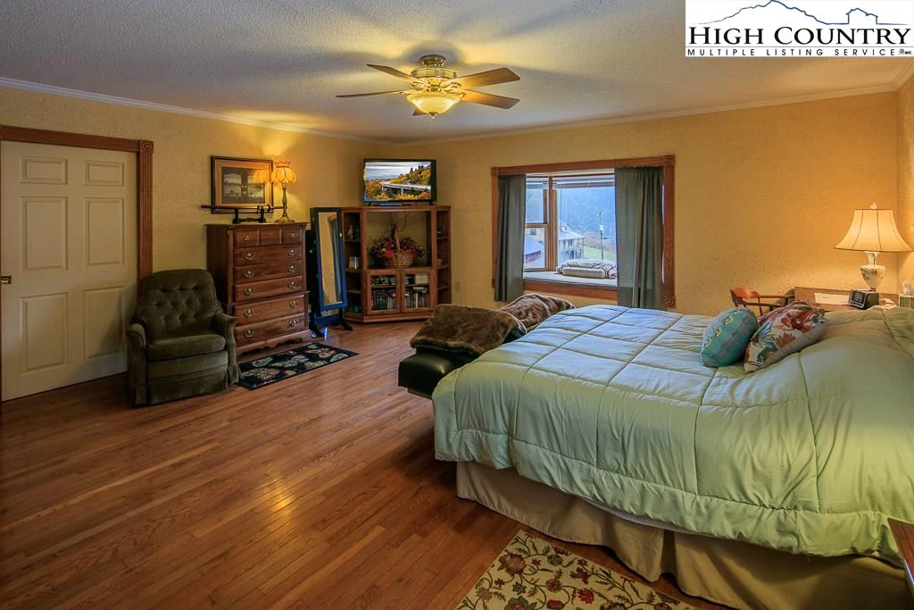Image number 8 for the current listing