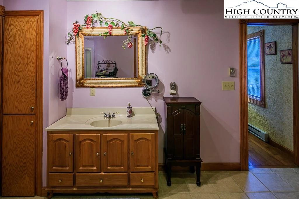 Image number 11 for the current listing