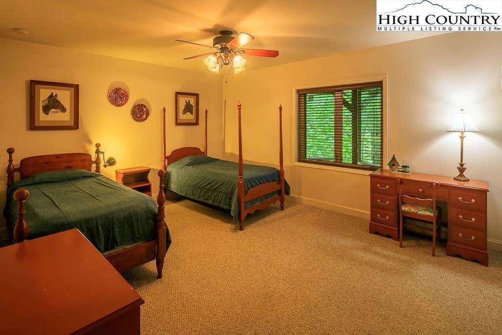 Image number 5 for the current listing