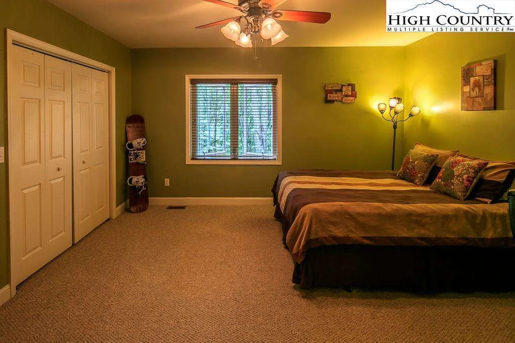Image number 9 for the current listing
