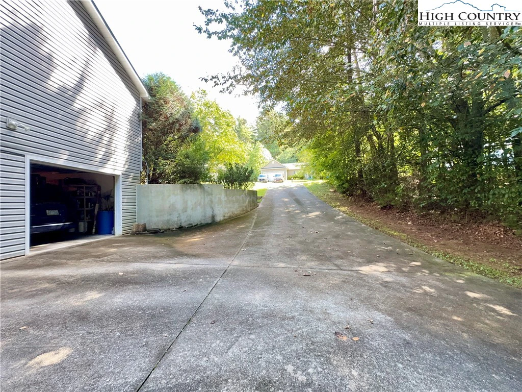 Image number 11 for the current listing