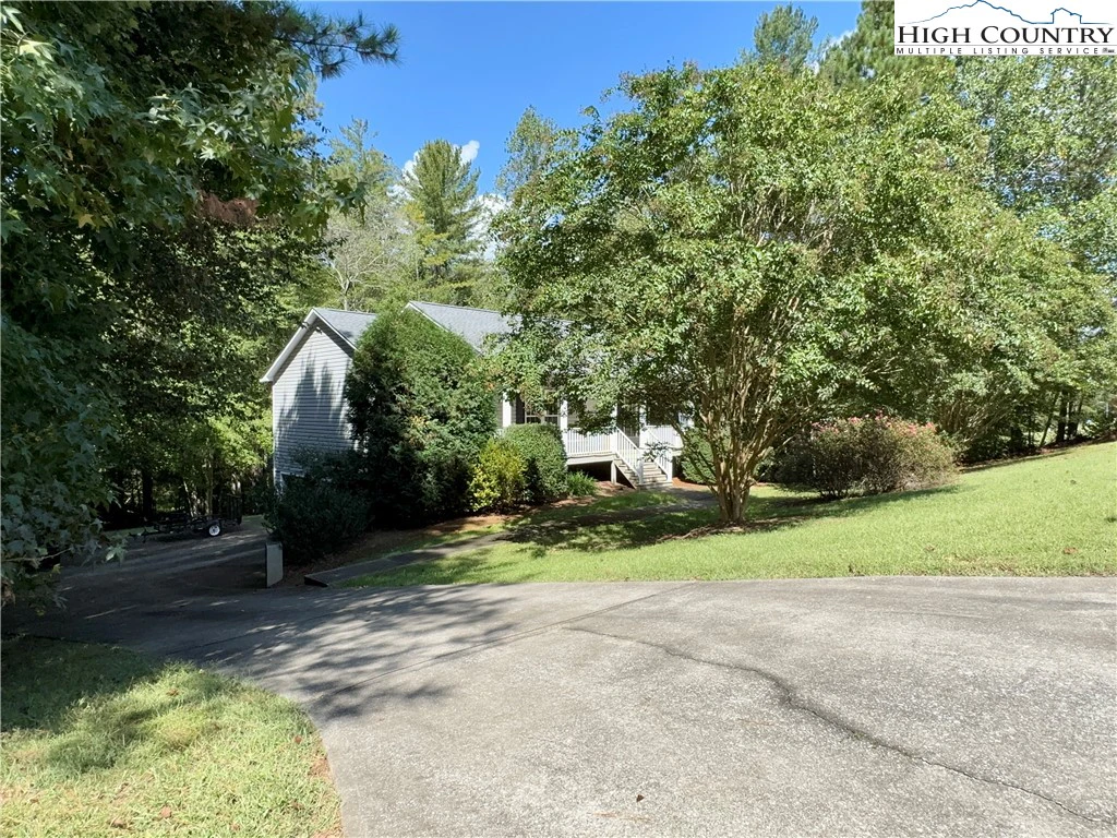 Image number 14 for the current listing