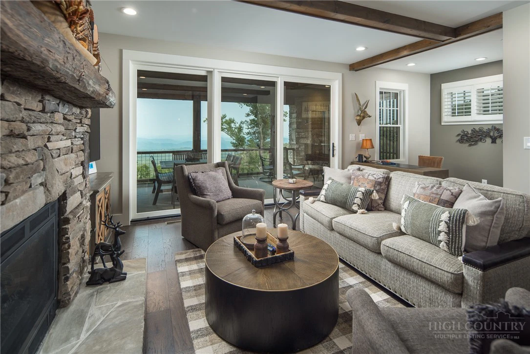Image number 4 for the current listing