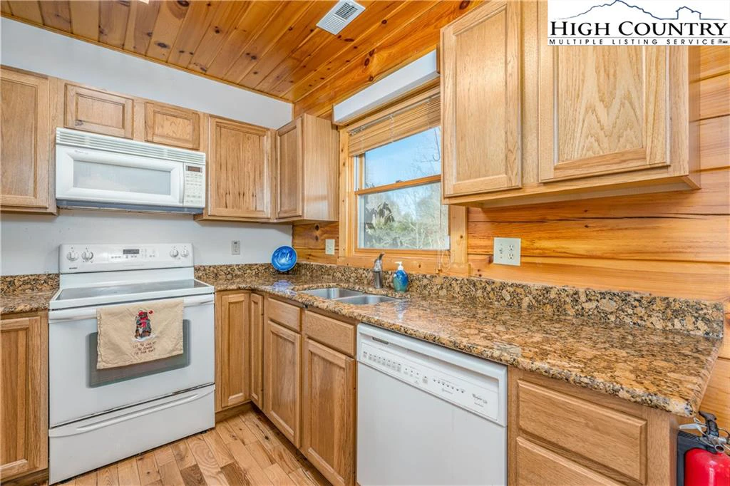 Image number 13 for the current listing