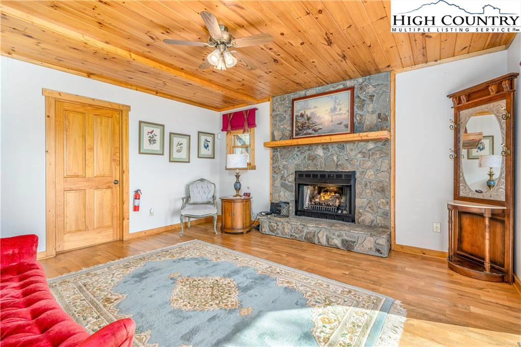 Image number 8 for the current listing
